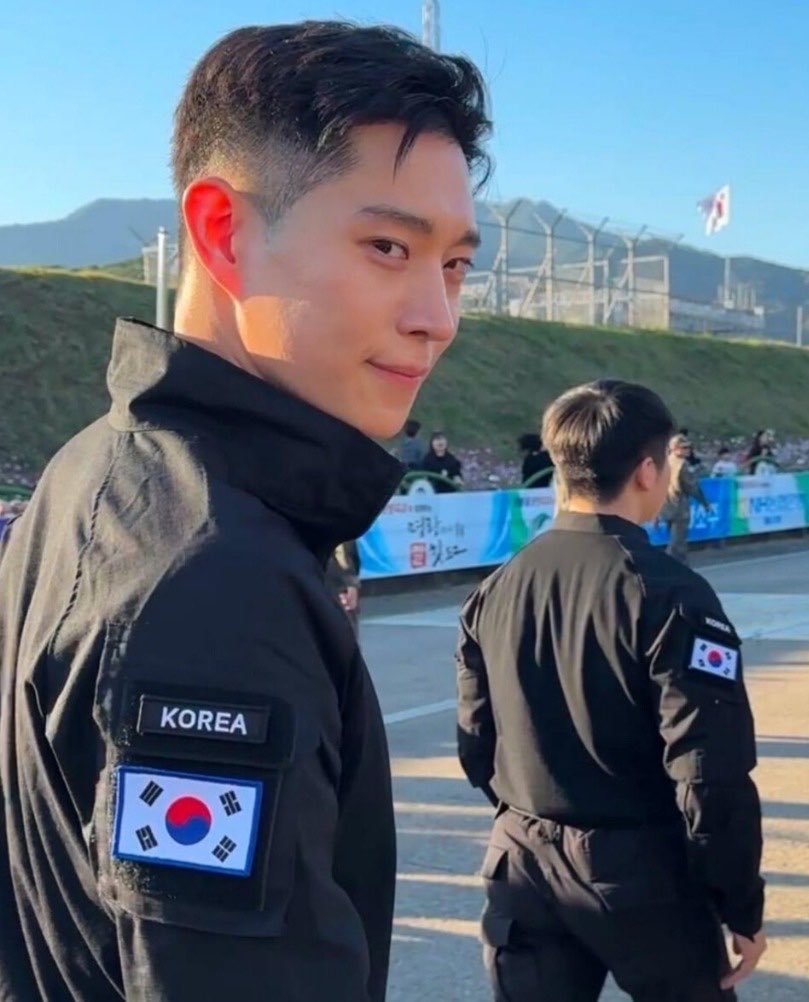 gfriendmingyu's tweet photo. Mau sungkem dan berterima kasih sama yang udah motong rambut kim youngdae 🫰🏻 https://t.co/4vJGP8pgy6
