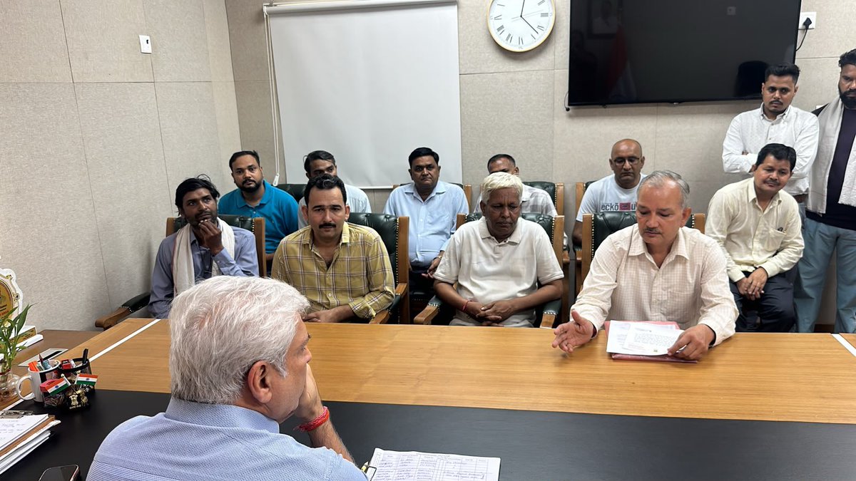 kgahlot's tweet photo. आज वसंत कुंज स्थित विधायक कार्यालय में आयोजित जनसुनवाई के दौरान क्षेत्र के विभिन्न हिस्सों से आए नागरिकों से मुलाकात कर उनकी समस्याओं एवं सुझावों को विस्तार से सुना।

जनता द्वारा उठाए गए विषयों को गंभीरता से लेते हुए संबंधित अधिकारियों को आवश्यक कार्रवाई के निर्देश दिए गए, ताकि समस्याओं का शीघ्र एवं प्रभावी समाधान सुनिश्चित किया जा सके।

जनसंवाद, जनसेवा और जनसमस्याओं का समयबद्ध समाधान हमारी प्राथमिकता है।