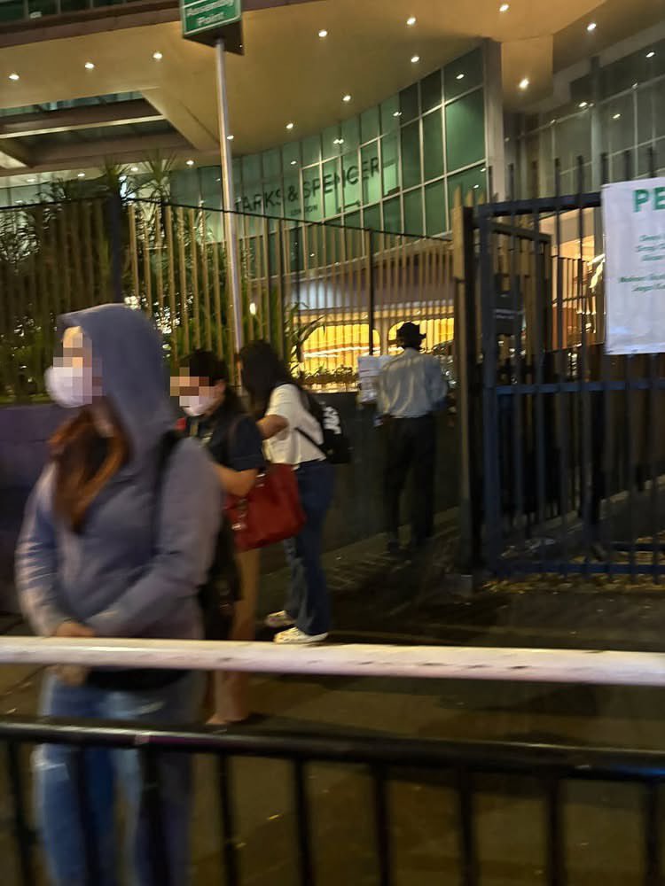 mamahmuda1_'s tweet photo. buat warga JakBar dan sekitarnya, boleh dibantu larisin dagangan bapak ini yaa. biasanya beliau suka mangkal di depan Lippo Mall Puri/ Lippo St.Moritz Office sekitar jam pulang kantor, kurang lebih jam 18.00. kalau kebetulan lewat boleh banget mampir dan beli dagangan bapaknya (bisa qris juga) 😊🙏🏻￼