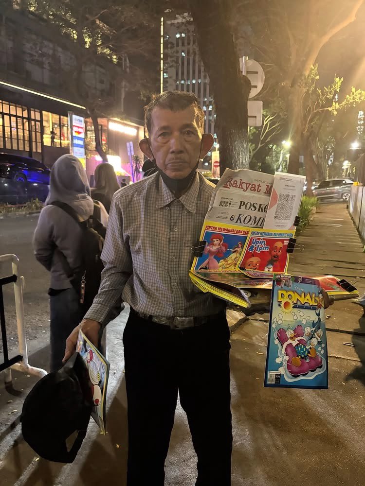 mamahmuda1_'s tweet photo. buat warga JakBar dan sekitarnya, boleh dibantu larisin dagangan bapak ini yaa. biasanya beliau suka mangkal di depan Lippo Mall Puri/ Lippo St.Moritz Office sekitar jam pulang kantor, kurang lebih jam 18.00. kalau kebetulan lewat boleh banget mampir dan beli dagangan bapaknya (bisa qris juga) 😊🙏🏻￼