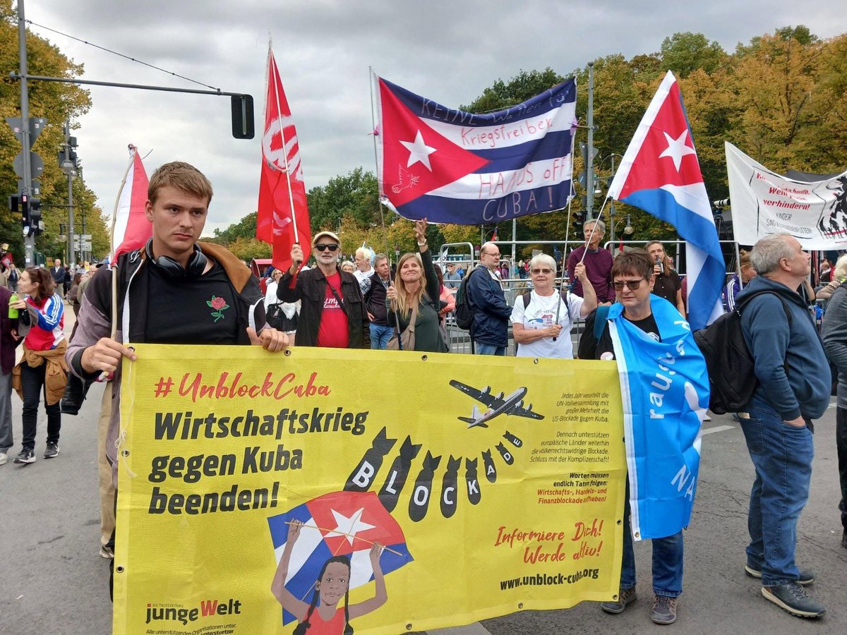 CubaMINREX's tweet photo. Los amigos de Cuba 🇨🇺 en Alemania 🇩🇪 denunciaron, en movilización popular, la amenaza de una agresión militar contra la Isla y exigieron el fin del bloqueo económico, comercial y financiero impuesto por EE.UU.

#CubaNoEsUnaAmenaza, el bloqueo sí

Más en 🔗 https://t.co/L9HHgvSll7 https://t.co/Mw6oVVhZ1c