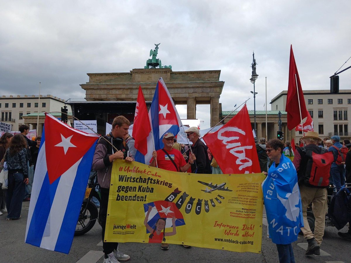 CubaMINREX's tweet photo. Los amigos de Cuba 🇨🇺 en Alemania 🇩🇪 denunciaron, en movilización popular, la amenaza de una agresión militar contra la Isla y exigieron el fin del bloqueo económico, comercial y financiero impuesto por EE.UU.

#CubaNoEsUnaAmenaza, el bloqueo sí

Más en 🔗 https://t.co/L9HHgvSll7 https://t.co/Mw6oVVhZ1c