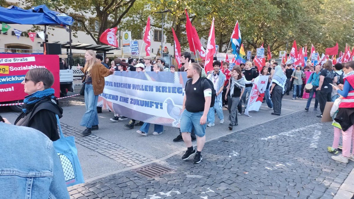 CubaMINREX's tweet photo. Los amigos de Cuba 🇨🇺 en Alemania 🇩🇪 denunciaron, en movilización popular, la amenaza de una agresión militar contra la Isla y exigieron el fin del bloqueo económico, comercial y financiero impuesto por EE.UU.

#CubaNoEsUnaAmenaza, el bloqueo sí

Más en 🔗 https://t.co/L9HHgvSll7 https://t.co/Mw6oVVhZ1c