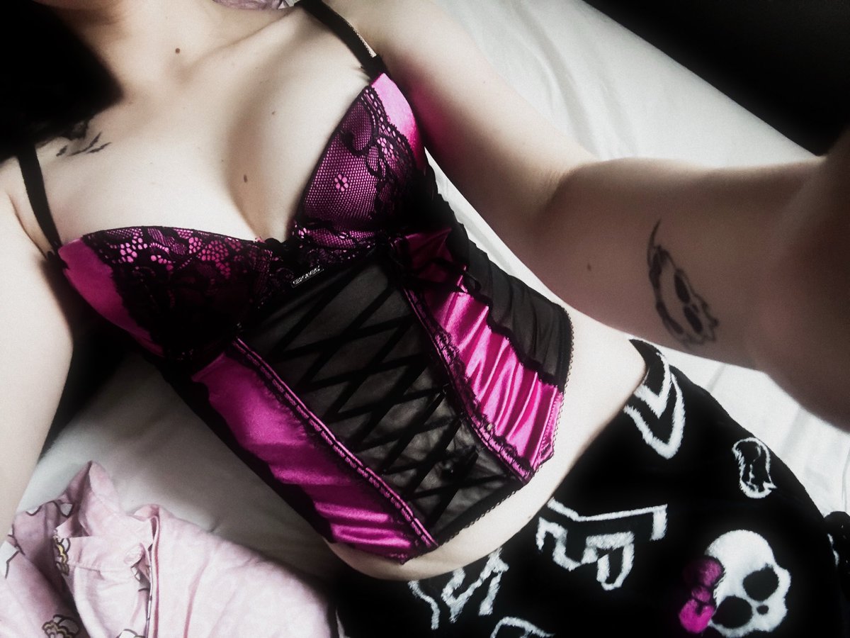 Gahyounn's tweet photo. another gift claimed 🛍️

ktoś tu dobrze wie, jak dbać o swoją Królową. kto go przebije?💖

⁠#findom #polskafindom #altgirl #throne #gothgirl https://t.co/G7c89stQxH