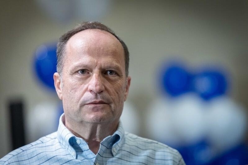IsraelGaley's tweet photo. איציק בונצל על בנו עמית ז"ל: "אני מסתכל לו בעיניים ואני רואה את הקרניות של עמית"

עו"ד איציק בונצל, אביו של סמ"ר עמית בונצל ז"ל, סיפר לדורון כהן וסילבן שלום על השיחה שקיבל מבנו לפני כניסתו לעזה:

"הוא התקשר והוא אומר לי: 'תשמע אבא, חתמתי על כרטיס אדי. אני משביע אותך שאם אני נהרג אתה תתרום את איבריי רק לחיילים'. ואני אומר לו: 'עמית, נו תיכנס, תלך לשלום, תחזור לשלום. עזוב אותי'".

עמית נפל ב־6 בדצמבר, לאחר 62 ימי לחימה. אביו סיפר על ההתמודדות עם הצוואה שהותיר: "אנחנו צריכים להתמודד עם הצוואה שלו. עמית זכה לתרום איבריו לשמונה חיילים שהיום על הרגליים. 
באחד המפגשים, אני יושב מול חייל שחזר מבית חולים ואני מסתכל לו בעיניים ואני רואה את הקרניות של עמית."
צילום: חיים גולדברג, פלאש 90