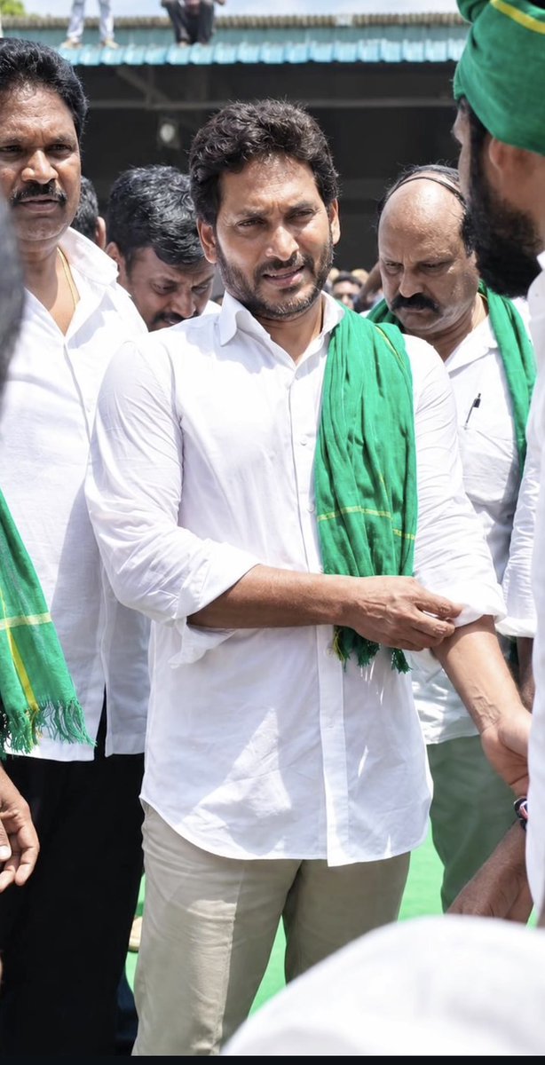 CONCISE99's tweet photo. ప్రతి దెబ్బ ఒక పాఠం  ప్రతి ఓటమి ఒక మెట్టు ప్రతి కష్టం ఒక కొత్త శక్తి.
కాలం పరీక్షించినా నిలబడతాడు కష్టాలు వెంటాడినా నడుస్తూనే ఉంటాడు.
అనవసరంగా మాట్లాడటం అతని స్వభావం కాదు చేయాలనుకున్నది చే��ి చూపించడం అతని అలవాటు.
వాళ్లు అతని (లేకుండా)ప్రయాణాన్ని ఆపాలని చూశారు అతను మాత్రం ఆగలేదు.
ఎందుకంటే అతని గమ్యం కేవలం గెలుపు కాదు తరాలు గుర్తుపెట్టుకునే స్థానం.
అవకాశం వచ్చినప్పుడు పైకి వచ్చినవాడు కాదు అవకాశం లేకపోయినా తన దారిని తానే వేసుకున్నవాడు 

జగన్ అధికారంలోకి రాడు రానివ్వం అంటున్నవాళ్లకు, అతని ప్రయాణాన్ని దగ్గరగా గమనించిన మనిషిగా నేను చెప్పే ఒక్క మాట 

The Undisputed Leader of the Masses  @ysjagan