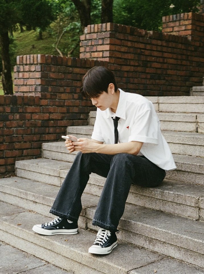 minnieverse0's tweet photo. he looks like that boy in high school everyone has a crush on https://t.co/jMDvkpuv9S
