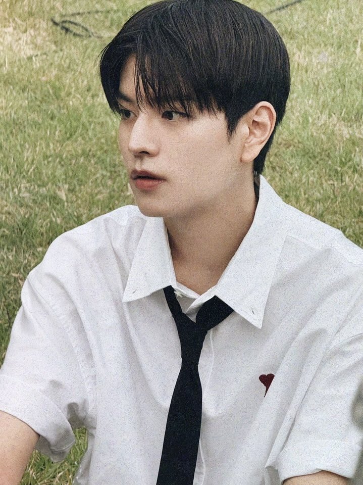 minnieverse0's tweet photo. he looks like that boy in high school everyone has a crush on https://t.co/jMDvkpuv9S
