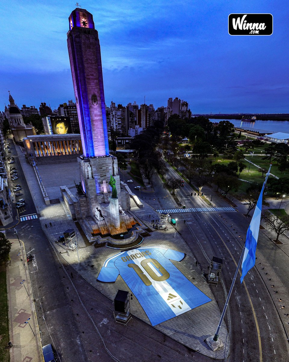 WinnaFC's tweet photo. 🚨| BREAKING: Adidas just now installed on the Flag Monument a giant 30 metres Argentina jersey of Lionel Messi with "GRACIAS 10" written on it.

What a tribute to GOAT.🐐 https://t.co/8OvlGcI9rY