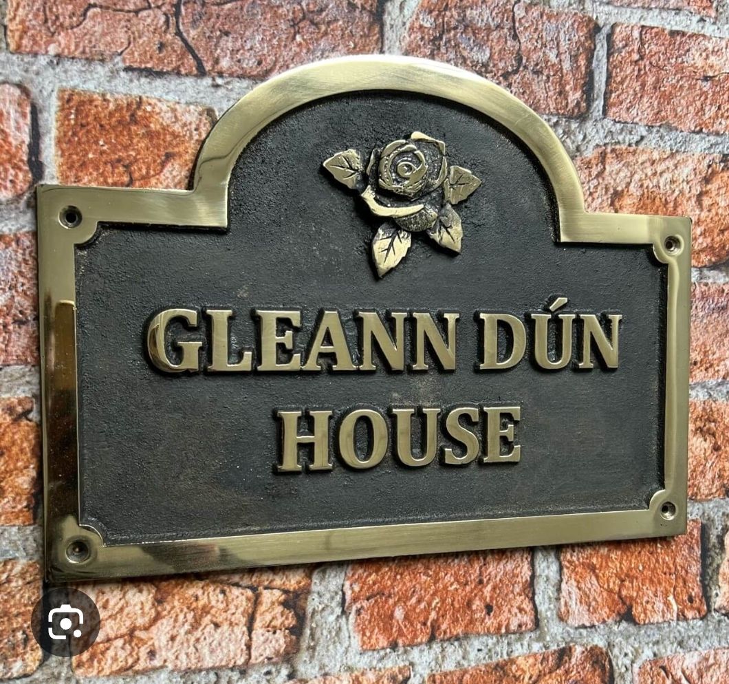 HeatherPinnock's tweet photo. Anyone know where to get bronze building/wall name plates in Jamaica? https://t.co/RbY5xZ5Wu7