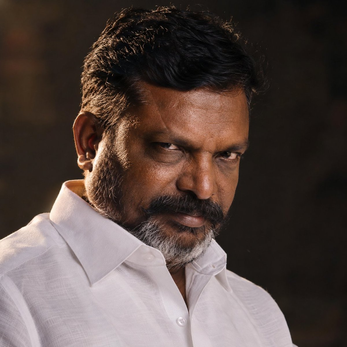 U2Brutus_off's tweet photo. எது துரோகம் கிங் மேக்கர்?
_______________________________

தேர்தல் ரிசல்ட்டுக்கு பிறகு விசிக-விலிருந்து வெளியேறி திமுக-விற்கு பனையூர் பாபு வந்தார். உடனே எல்லா மேடைகளிலும் விசிக-வை திமுக உடைக்கப் பார்க்கிறது, விசிக-விலிருந்து திமுக ஆட்களை தூக்குகிறது என்று கிங் மேக்கர் ஒப்பாரி வைத்தார்.

ஆனால் தேர்தலுக்கு முன்பு அகில இந்திய தீண்டாமை ஒழிப்பு கமிட்டியின் முதல் தலைவரும், முன்னாள் தமிழ்நாடு காங்கிரஸ் கமிட்டியின் தலைவரும், ஒரு முறை ச.ம உறுப்பினராகவும், 20 வருடங்கள் நாடாளுமன்ற உறுப்பினராகவும் இருந்த தலித் மக்களுக்காக போராடிய இளையபெருமாள் அவர்களுடைய மகன் ஜோதிமணியை காங்கிரஸ் கட்சியிலிருந்து காங் கட்சிக்கு மட்டுமல்ல ஜோதிமணிக்கே தெரியாமல் அவரை தூக்கினீர்களே அது மட்டும் சரியா??? 

இளையபெருமாள் என்கிற பெரும் தலைவரின் மகனை காங்கிரசிலிருந்து சீட்டு தருகிறேன் என்று நீங்கள் தூக்கலாம்.. அது தவறில்லை.. ஆனால் உங்கள் செயல்பாடு பிடிக்காமல் ஒருவர் விசிக-விலிருந்து திமுக-விற்கு வந்தால் அது மட்டும் தவறு..

அதிலும் பனையூர் பாபு திமுக-விற்கு வரும்பொழுது நீங்கள் தவெக ஆதரவு நிலைப்பாடு எடுத்து அமைச்சரவைக்குள்ளும் போய்விட்டீர்கள்.. விசிக அமைச்சரவைக்குள் போன தேதி மே 22.. பனையூர் பாபு திமுக-வில் இணைந்த தேதி ஜூன் 7.. அப்படியென்றால் விசிக ஆளும்கட்சி ஆதரவு அணி.. திமுக எதிர்கட்சி.. வெவ்வேறு அணிகளில் இருந்து அதிர்ப்தியாளர்கள் shuffle ஆவது இயல்பு..  

ஆனால் நீங்கள் ஆள்தூக்கியது கூட்டணி கட்சியான காங்கிரசிலிருந்தே..

எது துரோகம் கிங் மேக்கர்???