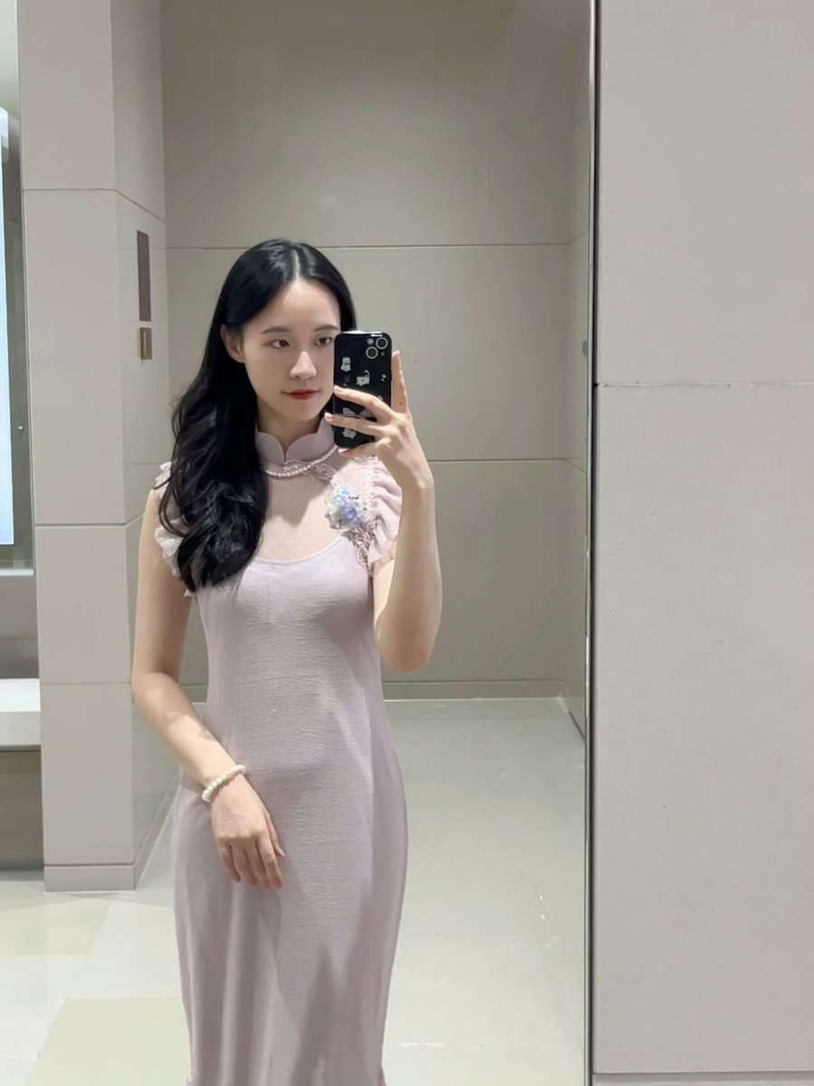 yxy996's tweet photo. 推友投稿的24反差会计，平常在公司里经常穿包臀裙，还故意走光勾引同事，一张榨精欲脸诱人无比
#身边人 #女神 #羞辱 #绿帽 #上贡 #乖乖女 #反差 https://t.co/w6nSivGJ5K