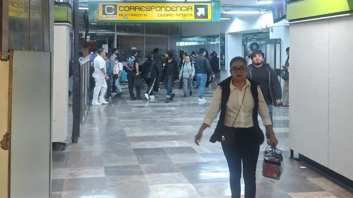 MetroCDMX's tweet photo. #MetroAlMomento:

La circulación de los trenes en las Líneas  2, 3, 4, 5, 6, 7, 8, 9, 12 y B es constante en ambos sentidos, y la afluencia se mantiene controlada. La información puede cambiar por eventualidades en el servicio.

Se presenta alta afluencia en las Líneas 1 y A el personal del Sistema se encuentra en estaciones y terminales para agilizar el servicio.

Mantente informado a través de nuestros canales oficiales. Anticipa tu salida y planifica tu traslado. #MovilidadCDMX