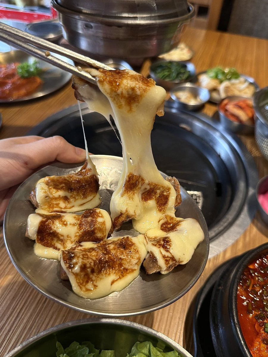 praewlovemarc's tweet photo. วันไหนอยากกินปิ้งย่าง แต่ขี้เกียจปิ้ง จะนึกถึงร้าน MunJom.A เลยย มีคนย่างให้ เราแค่รอกินสวยๆ หมูสามชั้นห่มชีสคือเดอะเบส อร่อยมากกก 🤤 ถ้าไปกินร้านนี้ เมนูนี้ต้องสั่งเท่านั้นน เนื้อวากิวก็นุ่มมาก แซลม่อนดอง ซุปกิมจิก็อร่อย ยืนยันอีกเสียงว่าร้านนี้ควรแมส
📍BTS ราชเทวี ตรง Cocowalk https://t.co/rJ5fj0VOCy