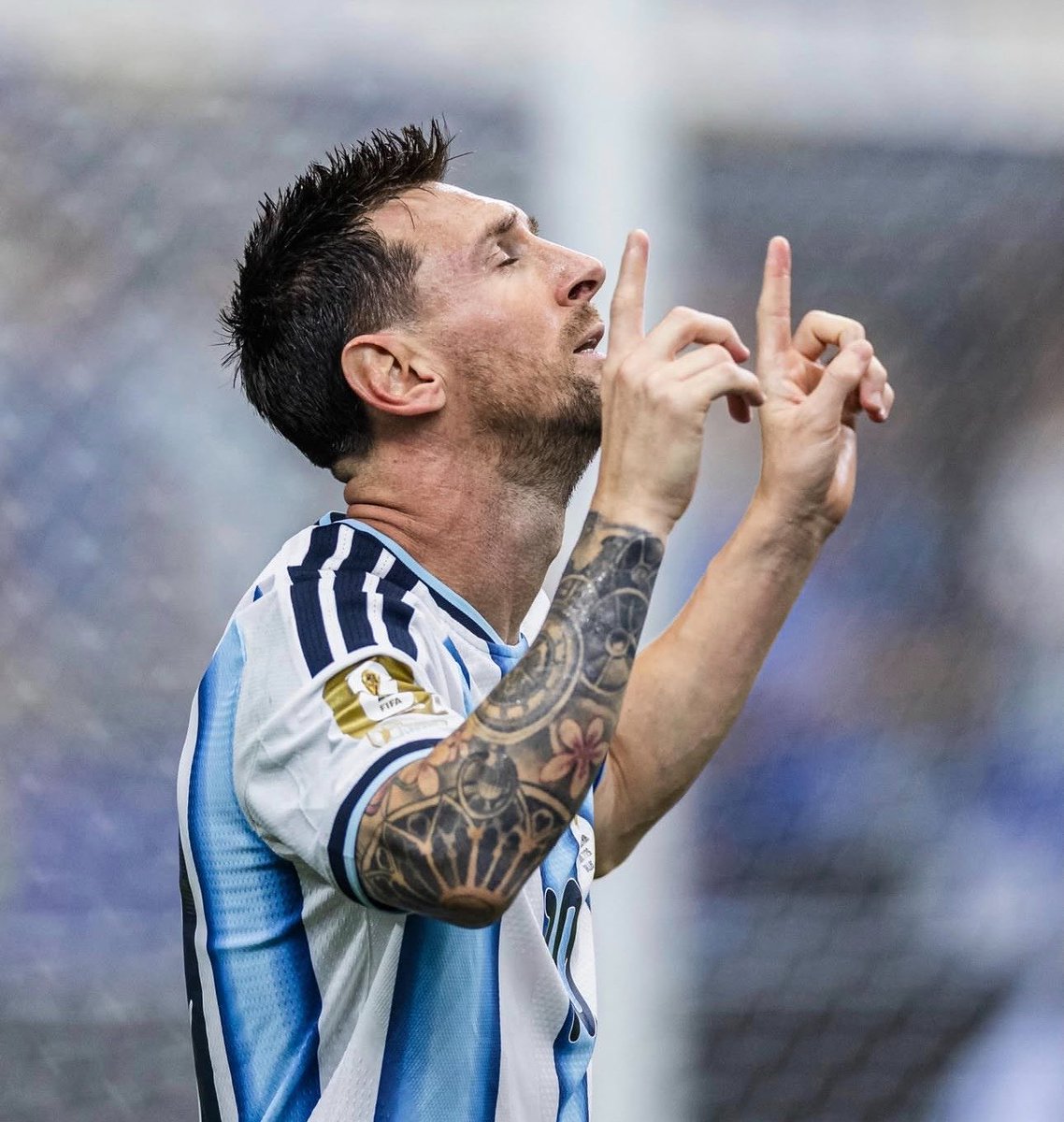 Tobs_fc's tweet photo. 🚨 BREAKING: The guy who swore on his mother’s life that he is going to get Messi’s shirt after the game has told his teammates to stay away from Messi after full time. 

They all respected his decision and told him to fulfill his dream. https://t.co/f3njs3Pak9