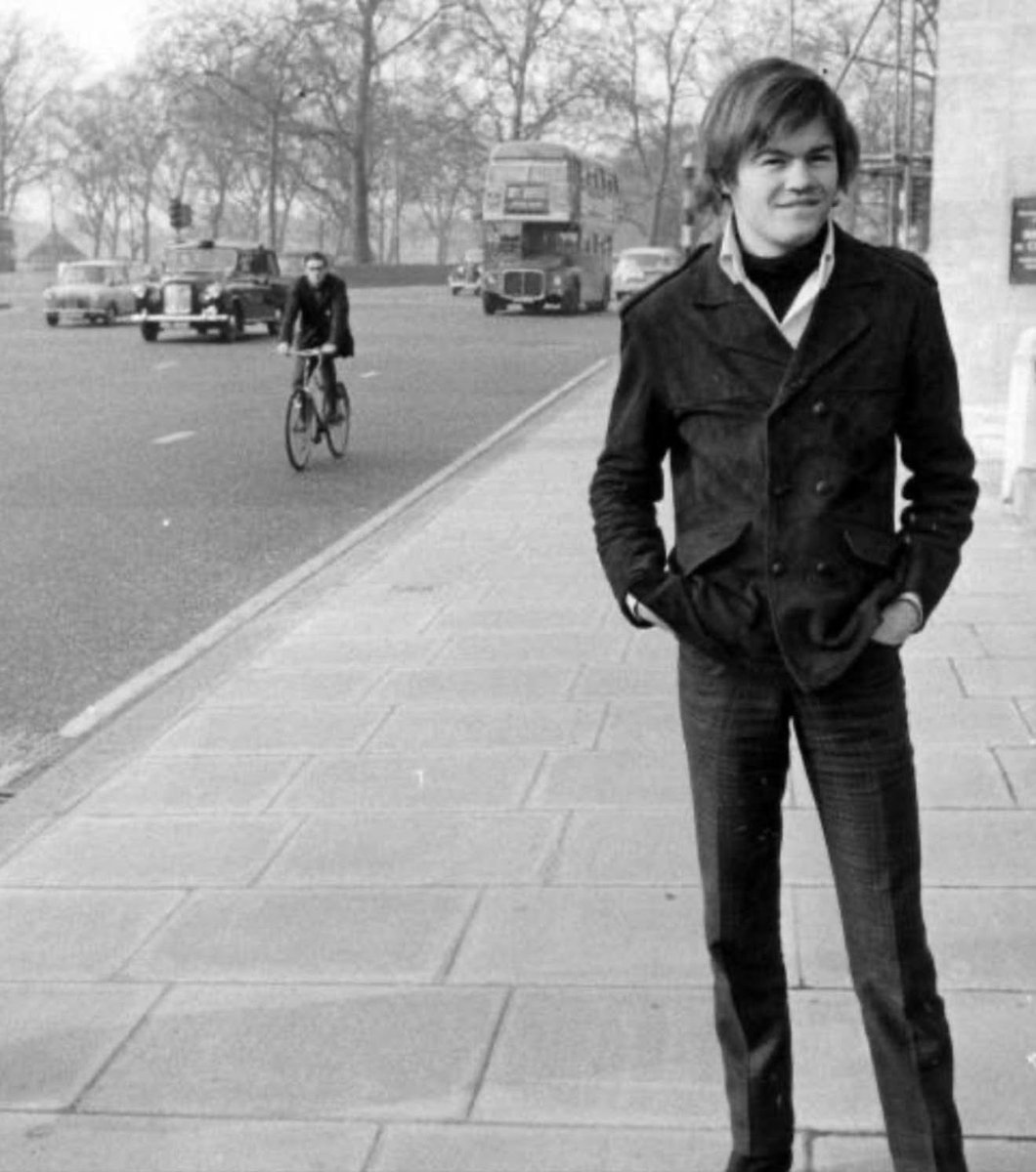 nezfriend's tweet photo. IT’S MICKY MONDAY!!!! it’s micky monday and he is ALL leg https://t.co/iQGkb9rH2c
