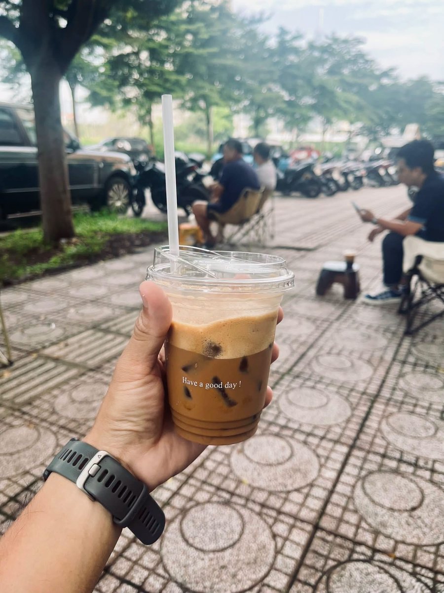 Louisb_crypto's tweet photo. Cà phê sữa đá trên tay, ly in dòng Have a good day. Sáng thứ 3 ngồi vỉa hè, gió mát, xe máy chạy qua, người ta chuyện trò phía sau. ☕️

Một ngụm là tỉnh, ngày mới cũng nhẹ hơn. Chúc mọi người buổi sáng vui ☕🌿

Ai dậy rồi thì cafe nè😉
#caphesang #thuba https://t.co/Xs7mAnNLjT
