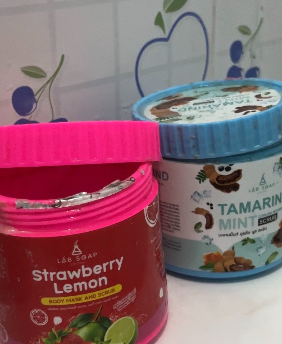 ttmatoes's tweet photo. เพิ่มเติมพึ่งนึกขึ้นได้ ช่วงนี้กดจิ้มสครับ lab soap มา 2 สูตร สูตรมิ้นเย็นผิวมากก แต่ถ้าส่วนตัวเราชอบสูตรสตอเบอร์รี่เนื้อละเอียดกว่า (ขาวที่สุด)
https://t.co/Uzs6zMnk2l
https://t.co/Y1nxnRo4c0 https://t.co/2hpTsZe2KE