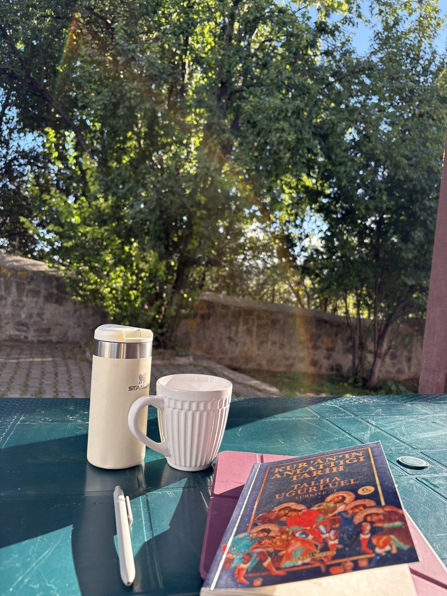 rwalterbishop's tweet photo. Çok lezzetli bir çay içiyor ve iyi bir kitap okuyorum. Yaşamakla aramız iyi 🙏🏻 https://t.co/UmuqFYte5O