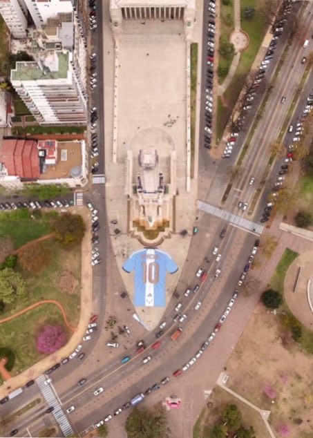 KalshiFC's tweet photo. 🚨🚨| Adidas installed a GIANT 30-METER T-SHIRT of Lionel Messi with the inscription “GRACIAS 10”. 🇦🇷❤️ https://t.co/qvxpXFTH6N