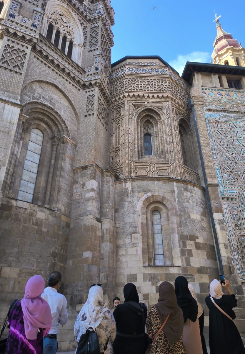 inesgalvez__'s tweet photo. Este grupo de gente estudia español, y en este vídeo están viniendo a ver una visita guiada conmigo sobre zaragoza y su historia, un grupo amable y agradecido que solo quiere aprender, algo que os haría mucha falta a vosotros. No tenéis vergüenza, sois odio y racismo https://t.co/i1QzKVN4qZ