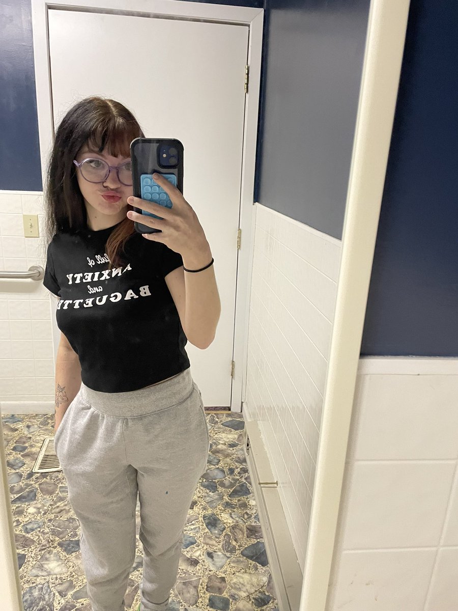EmsaVibe's tweet photo. Full of ✨ANXIETY✨&amp;🥖BAGUETTES🥖 https://t.co/NoX1uCYkZH