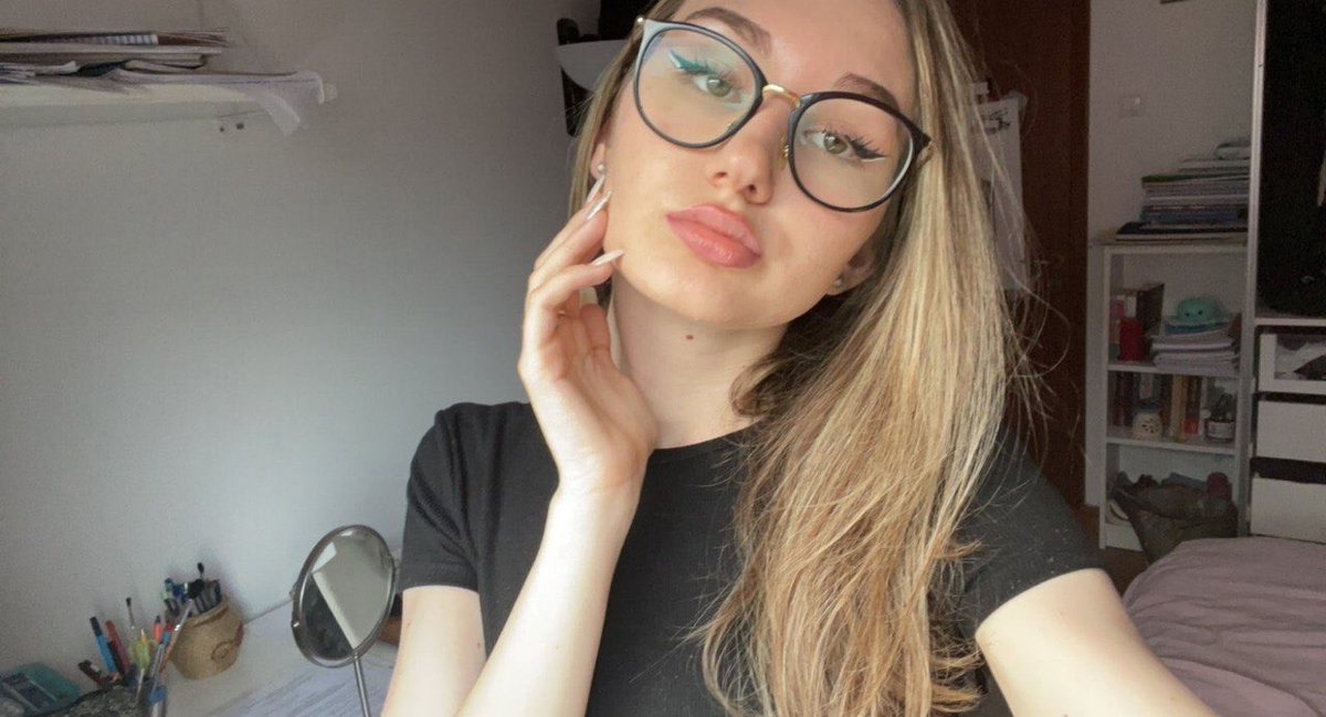 Helenaf9h8's tweet photo. I just wanted to post my face 
Cuz why not 
Im cute af so it’s chil☺️🫰🏾 https://t.co/wMszFW6QWt