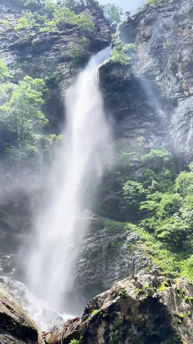 Mohamed37848980's tweet photo. At first sight, the stunning Liang Waterfall roars in its prime! https://t.co/YqOwOZxffr