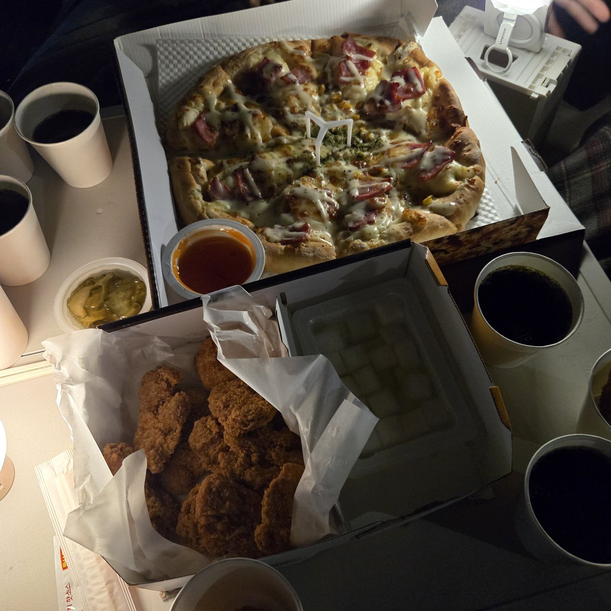 pineapp1eslice's tweet photo. 한강에서
오들오듷떨면서 바둑을두고
피나치공을먹다
진짜오늘이찐막 진짜로...
돗자리깔고 넷이서대국하다가
두분 보내고..... 돗자리접고
남은 둘이서 테이블에서 대국하고
너무나도 즐 겁 잔 아💓 https://t.co/s1XzhJb5RT