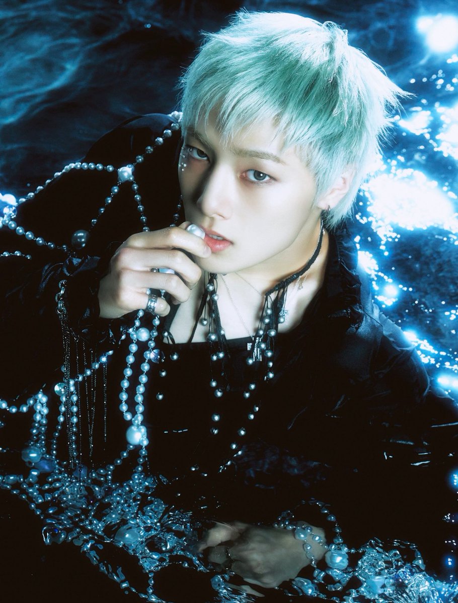 love4yji's tweet photo. oh siren jeongin.. outside and inside water .⋆₊ ᨦ  ᨩ ໋₊⋆. https://t.co/RuJZJ6senJ