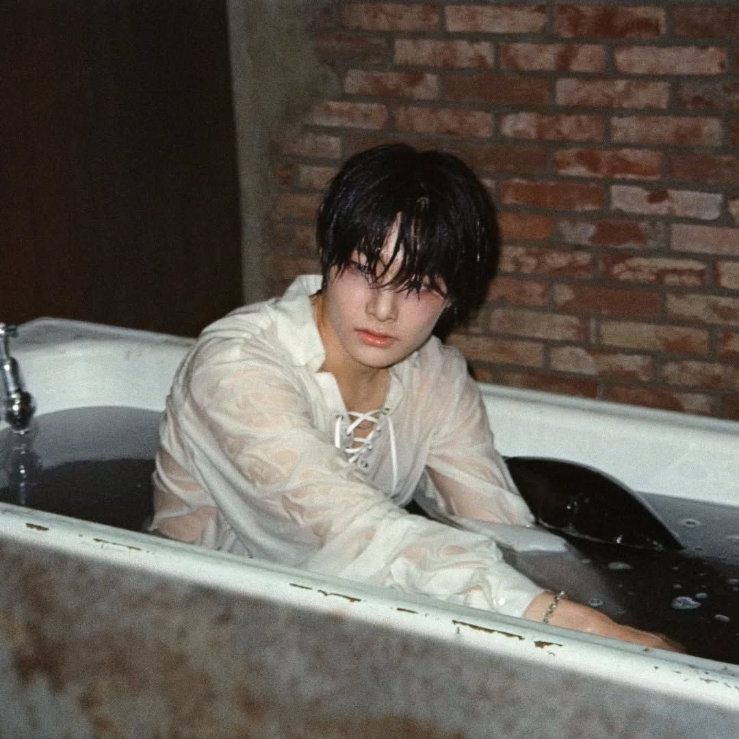 love4yji's tweet photo. oh siren jeongin.. outside and inside water .⋆₊ ᨦ  ᨩ ໋₊⋆. https://t.co/RuJZJ6senJ