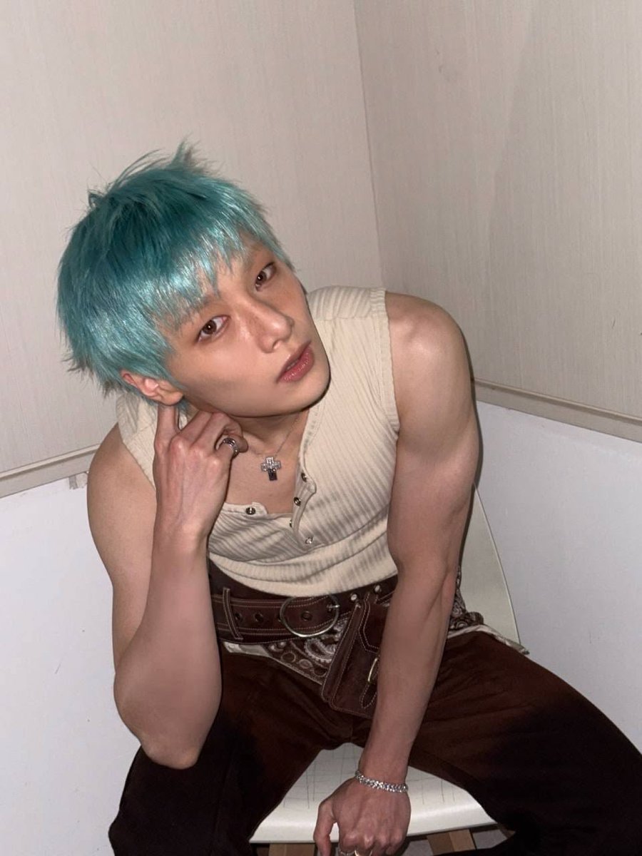 love4yji's tweet photo. oh siren jeongin.. outside and inside water .⋆₊ ᨦ  ᨩ ໋₊⋆. https://t.co/RuJZJ6senJ