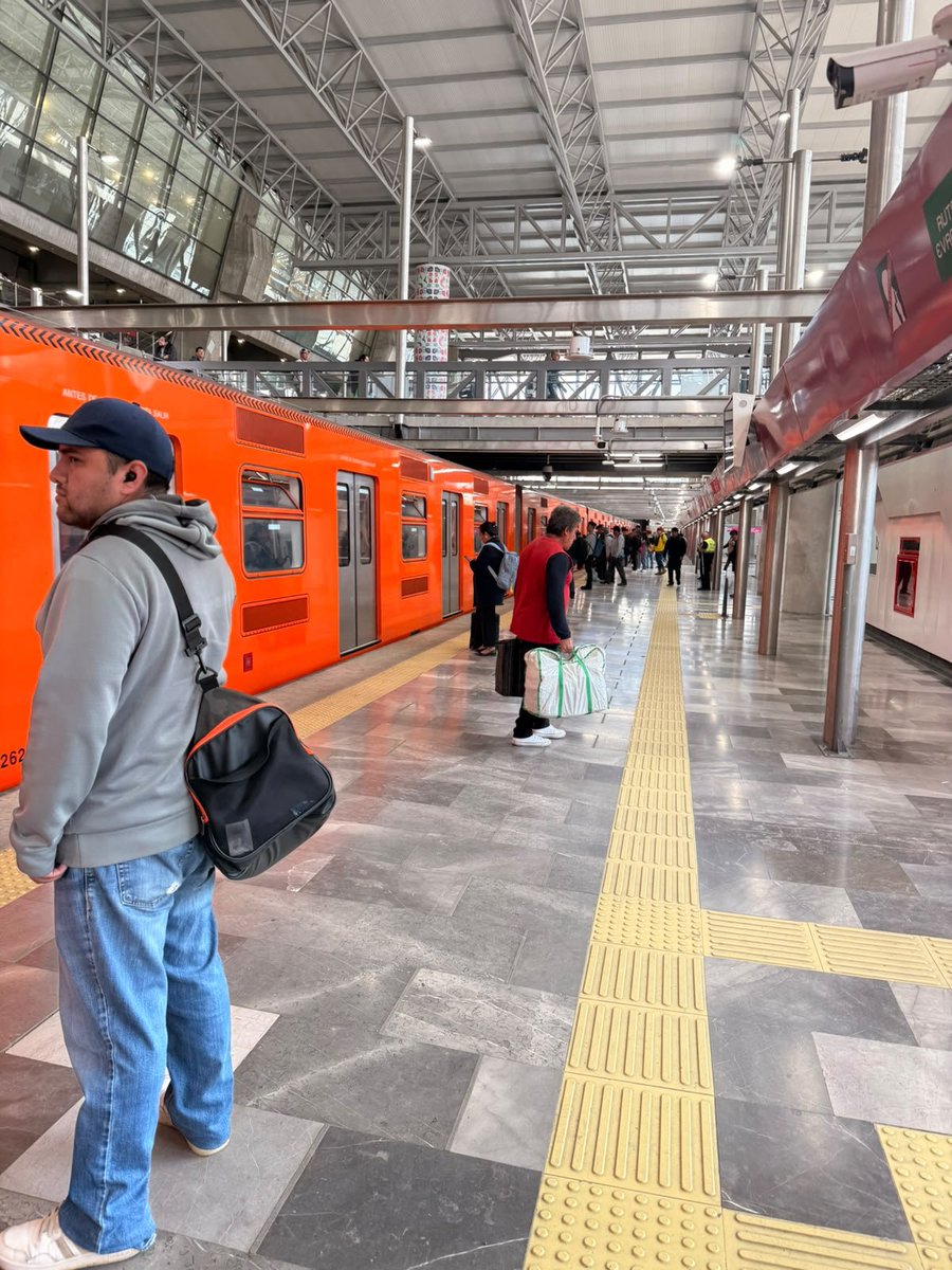 MetroCDMX's tweet photo. #MetroAlMomento:

La circulación de los trenes en las Líneas  2, 3, 4, 5, 6, 7, 8, 9, 12 y B es constante en ambos sentidos, y la afluencia se mantiene controlada. La información puede cambiar por eventualidades en el servicio.

Se presenta alta afluencia en las Líneas 1 y A el personal del Sistema se encuentra en estaciones y terminales para agilizar el servicio.

Mantente informado a través de nuestros canales oficiales. Anticipa tu salida y planifica tu traslado. #MovilidadCDMX