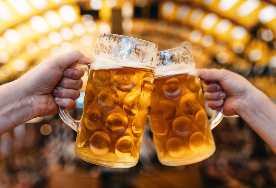 CerfiaFR's tweet photo. 🇩🇪🍺🚿😴 INSOLITE | Deux fêtards de l’Oktoberfest ont provoqué près de 200 000 € de dégâts dans un hôtel de Munich après s’être endormis ivres en laissant couler la douche pendant environ 8 heures. 

L’un des deux hommes avait vomi dans la douche, bouchant le siphon. Après avoir tenté de nettoyer, ils se sont endormis en laissant la pomme de douche dans le bac, avec l’eau toujours ouverte.

L’eau a progressivement inondé leur chambre avant de traverser les étages : plafond partiellement effondré, murs, tapis et installations électriques endommagés, jusqu’à la salle du petit-déjeuner située deux étages plus bas.

Lorsque la gérante est entrée dans leur chambre le lendemain matin, les deux hommes dormaient encore profondément et n’avaient rien remarqué.

Les travaux pourraient durer environ six mois. Les deux clients ont signé une déclaration reconnaissant leur responsabilité dans les dégâts. (WDR)