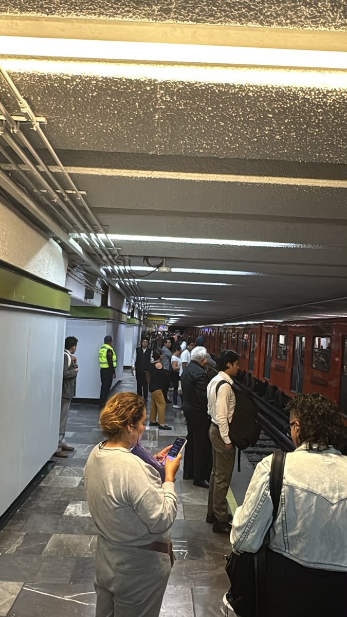 MetroCDMX's tweet photo. #MetroAlMomento:

La circulación de los trenes en las Líneas  2, 3, 4, 5, 6, 7, 8, 9, 12 y B es constante en ambos sentidos, y la afluencia se mantiene controlada. La información puede cambiar por eventualidades en el servicio.

Se presenta alta afluencia en las Líneas 1 y A el personal del Sistema se encuentra en estaciones y terminales para agilizar el servicio.

Mantente informado a través de nuestros canales oficiales. Anticipa tu salida y planifica tu traslado. #MovilidadCDMX