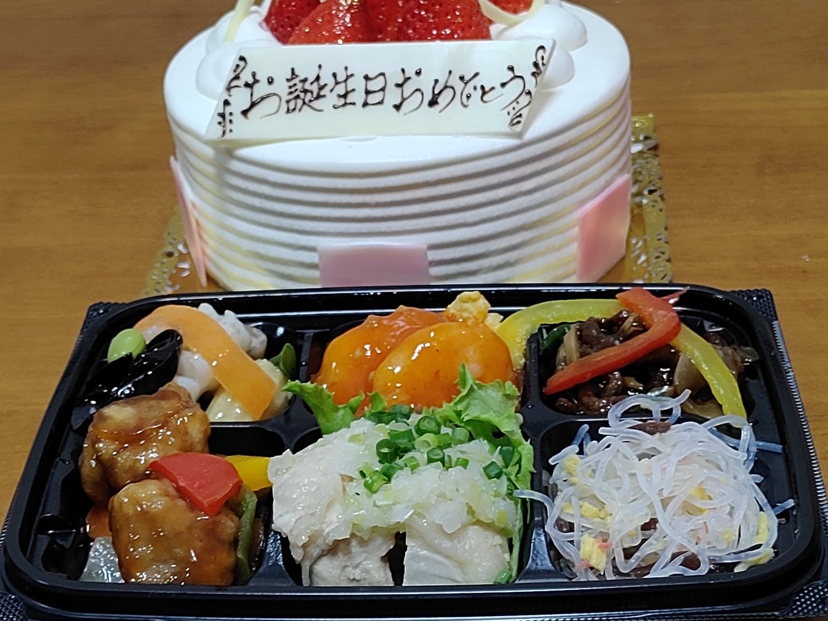 gansoshireitou's tweet photo. 誕生日ケーキと中華。 https://t.co/StKjmPkueW