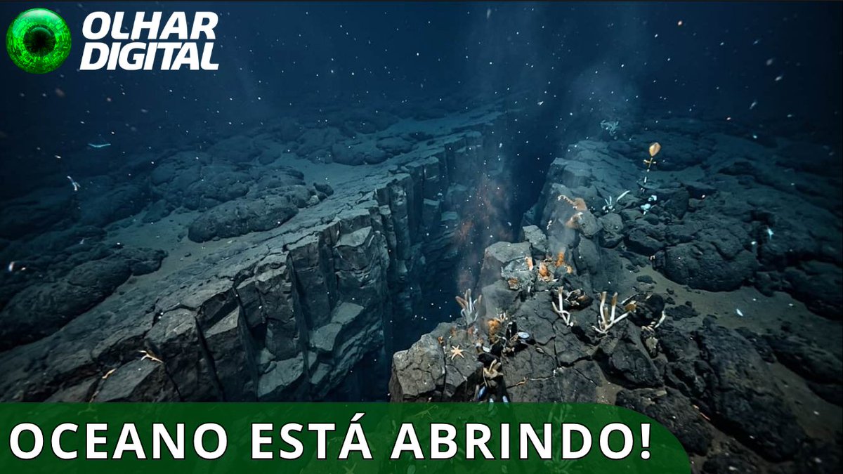 An underwater view reveals a deep fissure in dark volcanic rock formations on the ocean floor, with hydrothermal vents emitting plumes of fluid and small marine life visible around the rocky outcrops. The image is overlaid with the "Olhar Digital" logo in the top-left corner and a green banner at the bottom reading "OCEANO ESTÁ ABRINDO!" ("Ocean is Opening!"), illustrating the Pacific tectonic plate splitting as described in the accompanying post.