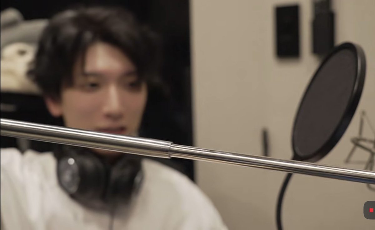 paradoxlive_EN's tweet photo. The gokuluck members gave Omi a weapon as a present, it’s revealed on Omi’s birthday stream that it’s a police baton ? 😭

Happy Birthday Omi-san https://t.co/KJTml6vAUa