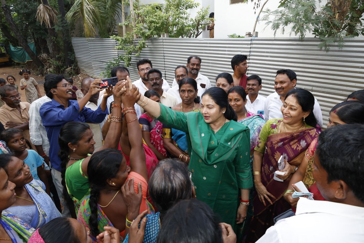 Prashanthi_VPR's tweet photo. ఈరోజు బుచ్చిరెడ్డిపాలెం మున్సిపాలిటీ పరిధిలో 28వ వార్డు (పాత 20వ వార్డు) రామచంద్రపురంలో రూ.1 కోటి విలువైన అభివృద్ధి పనులకు శంకుస్థాపన చేశాను.
#VemireddyPrashanthiReddy #KovurMLA #KovurDevelopment https://t.co/uC92slfpbg