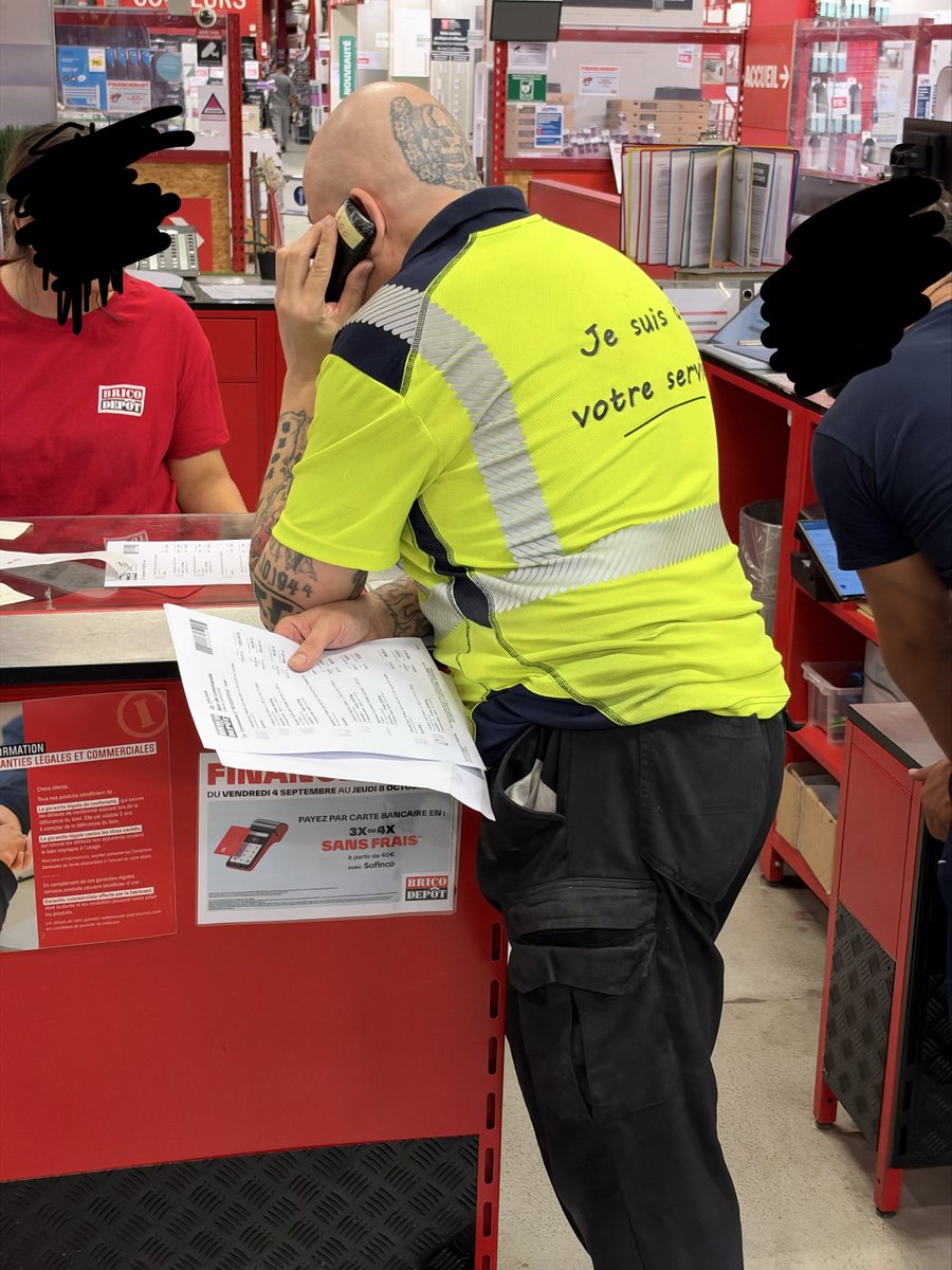 neyzouu's tweet photo. .@bricodepot ça vous dérange pas d’engager des employés qui arborent fièrement des tatouages NAZIS ? 🧐🧐 vu au bricodepot de nanterre https://t.co/uqh3kJUw6R