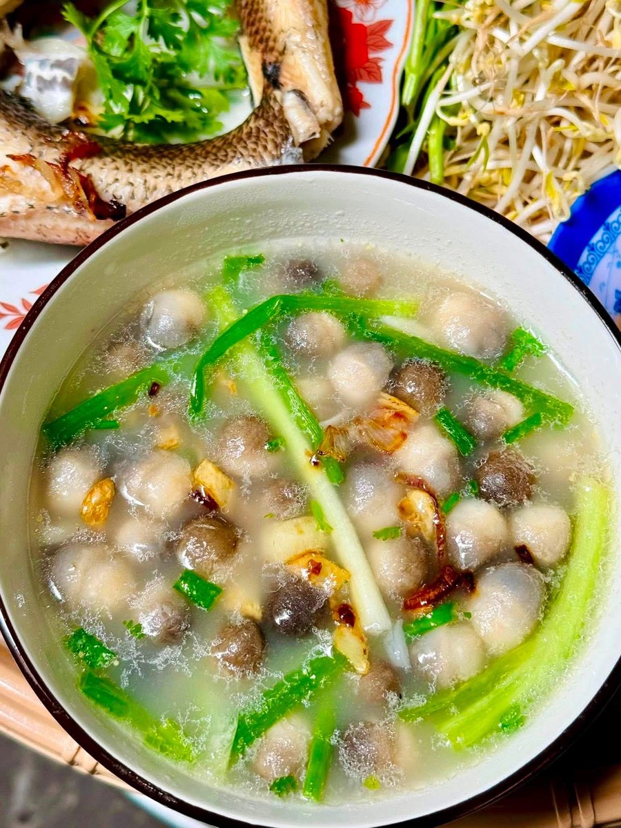 Louisb_crypto's tweet photo. Cháo cá lóc nóng hổi, nấm rơm trắng mềm, hành lá xanh, tiêu và tỏi phi thơm.😋 

Sáng thứ 3 húp một tô là ấm bụng, nhẹ người. Cá lóc ngọt thanh, ăn kèm rau giá càng đã. 😉

Chúc mọi người bữa sáng ngon miệng 🐟🥣
#chaocaloc #ansang #thuba https://t.co/wxUcC26Am9
