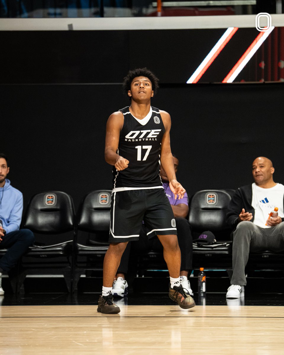 rodgerbohn's tweet photo. 6'0 '28 Bryson Campbell of #OTE YNG Dreamerz/ Gulf Coast Blue Chips was a straight bucket from PG position in front of NBA personnel at @OvertimeElite Pro Day.Confident junior has deep range&really creates separation off bounce.
More on @Ballislife
https://t.co/ze8aoqkSbO https://t.co/YmSGzkS4jf