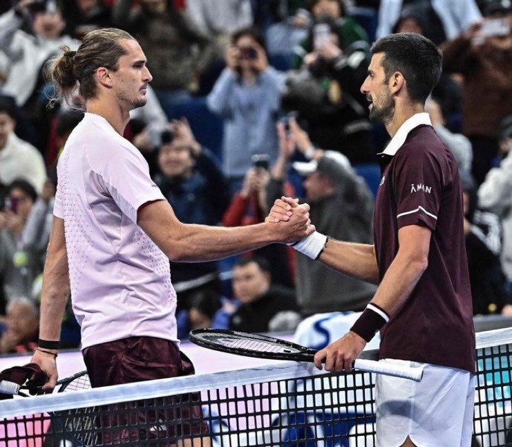 jmgmoron's tweet photo. En la que está siendo la mejor semana de Djokovic después de Australia, el serbio no se merece algo así de sus oponentes.

Ayer, Zverev tuvo un gesto muy cuestionable para quitarle un punto, y hoy Medvedev se ha burlado en su cara por sus gestos al no sentirse bien.

La cara de Djokovic lo dice todo.

Cómo será la cosa, que para lo amable que suele ser él en la red con sus rivales, solo hay que ver la cara que tenía ante los dos.

Lo de Daniil, para mí, lo más feo. 

Nole merece más respeto.