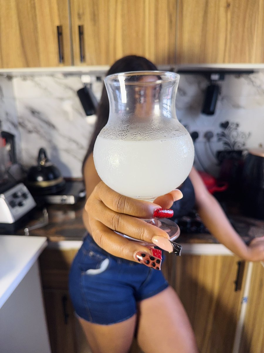 Divioptimist's tweet photo. If you have been buying palm wine in the city, I am sorry, but what you have been buying is plantain wine. E shock you? 😹

I just made some for myself, and it is very chilled. This plantain wine tastes so good, exactly like fresh palmy. 

You can make yours with just two ingredients: plantain and water!