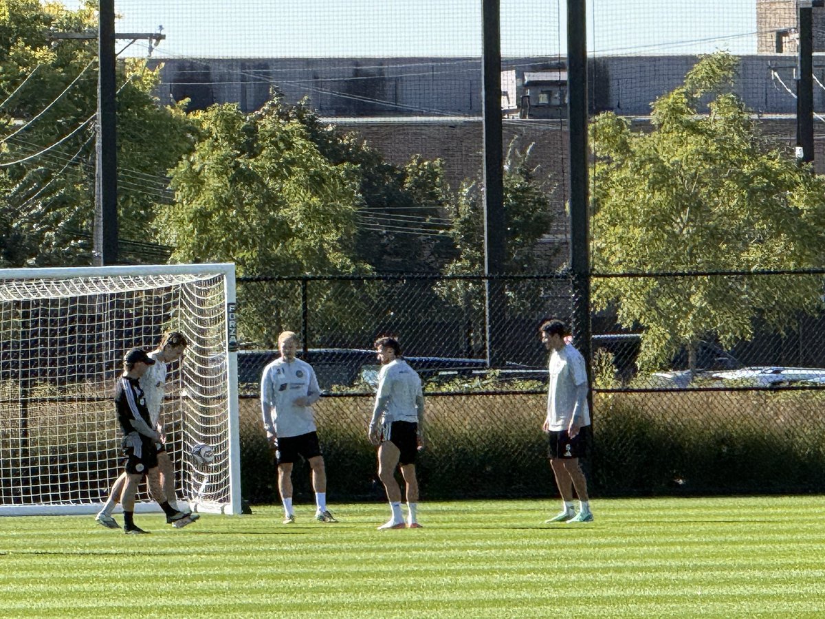 amcalabrese12's tweet photo. Chicago Fire MD-1 training before Vancouver.

Andreas Hanche-Olsen has ARRIVED in Chicago. Anton Salétros and Robert Lewandowski here in training.

Brody Williams, Oscar Pineda, Giorgi Gongadze, Milan Napoe, Damian Nigg, Dean Boltz from the second team. https://t.co/uddH1XOxpH