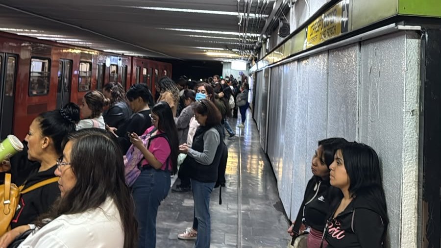 MetroCDMX's tweet photo. #MetroAlMomento:

La circulación de los trenes en las Líneas  2, 3, 4, 5, 6, 7, 8, 9, 12 y B es constante en ambos sentidos, y la afluencia se mantiene controlada. La información puede cambiar por eventualidades en el servicio.

Se presenta alta afluencia en las Líneas 1 y A el personal del Sistema se encuentra en estaciones y terminales para agilizar el servicio.

Mantente informado a través de nuestros canales oficiales. Anticipa tu salida y planifica tu traslado. #MovilidadCDMX