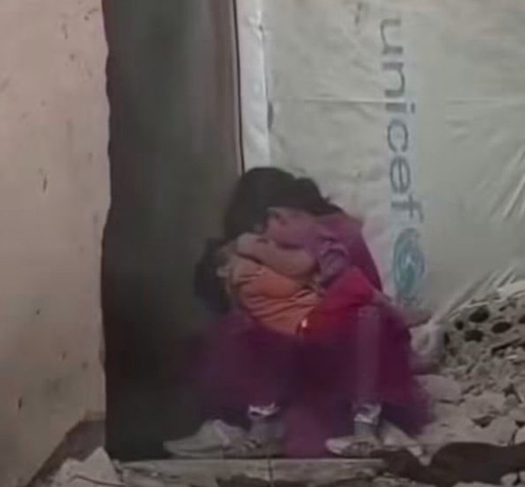 42ibrahimkarci's tweet photo. Bu bir felaket

UNICEF yazan bir çadırın altında korkudan birbirine sarılan iki küçük kız. https://t.co/GtkvBNR4bZ