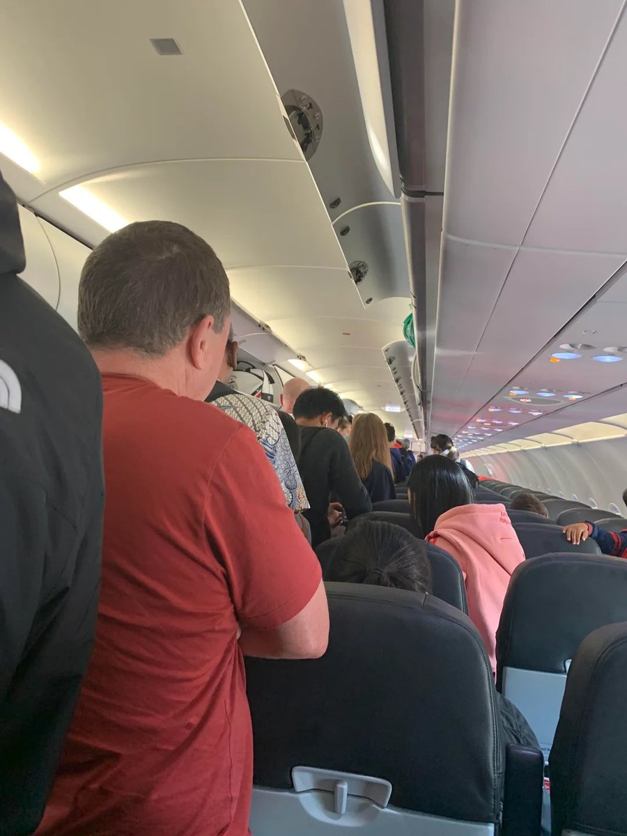 5dolladill's tweet photo. Aisle Rushers from the back should be sent to prison https://t.co/LDisHWLany