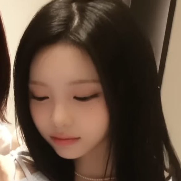raaiiiichuus2's tweet photo. 댠얀 싸움

둘이 싸운다면 약간 얀이가 스킨쉽 안 받아주는 댠이한테 삐진게 시작일듯 댠이도 별뜻없이 그냥 하쥐마라~ 이런식으로 말한건데 괜히 속상한 날 있잖아… 장난인거 아는데 그래서 얀이가 “언니 나 싫어하지” 이러면 댠이는 얘가 왜 말도 안되는 소리 하나 하고 좀 예민하게 나갈듯 https://t.co/Vj3u4LjQii