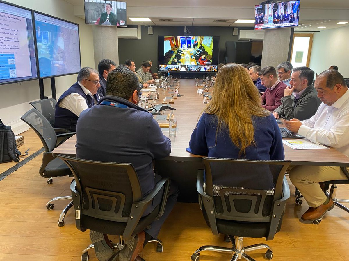 sernageomincl's tweet photo. 🌧️ Sernageomin participó en mesa técnica presidida por Alicia Cebrián, directora nacional de #SENAPRED, para revisar el pronóstico meteorológico previsto especialmente entre Coquimbo y Los Lagos. Asistieron Pedro Berríos y Antonio Muñoz, con conexión a regionales de @Senapred. https://t.co/oz3ilYnpdC